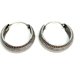 Argollitas bali de plata tailandesa con diseño labrado