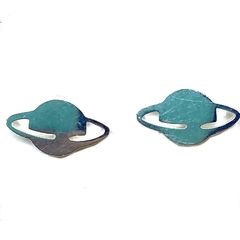 Aros de acero blanco en forma de saturno