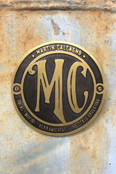 Imán Logo MC de bronce en internet