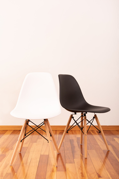 Mesa Escandinava + 6 sillas Eames en internet