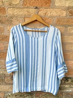 Blusa Azul e Branca