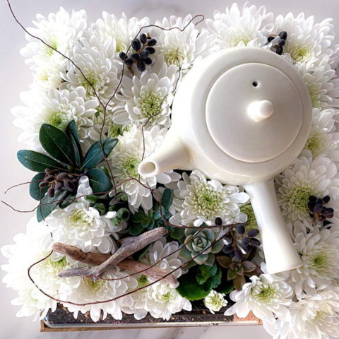 Caja de Flores con set de te en hebras