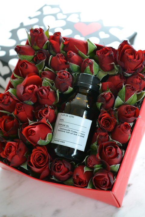 caja artesanal con rosas spray y aceite corporal