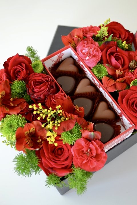 Caja de Flores variadas con chocolates