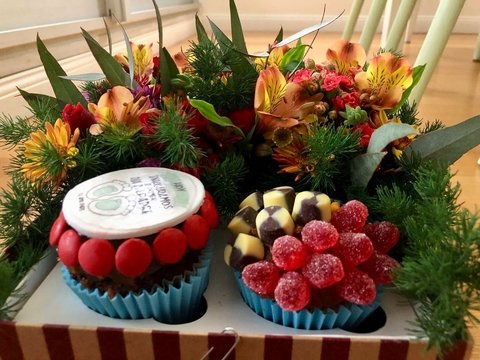 Caja Artesanal con flores variadas y cupcakes personalizados