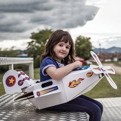 Avión piruetas mediano. Juguete ecológico hecho en cartón reciclado