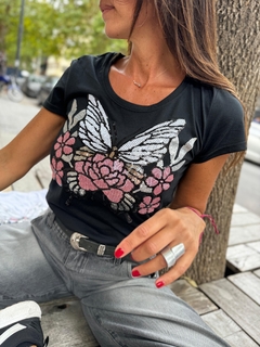 Remera bordada Mariposa - comprar online