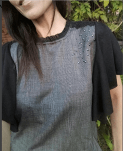 Blusa con apliques de medias perlas. Manga volados