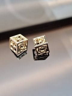 Brincos em ouro 18k modelo Meio Cubo da coleção Cobogó - comprar online