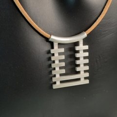Pingente I Ching "Aproximação" em prata com cordão de couro - comprar online