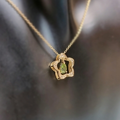 Pingente Peridoto gota, lapidação briolet, ouro 18k e brilhantes