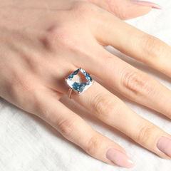 Anel Quadrado - Topázio Azul, Diamantes e Ouro Rose 18k - comprar online