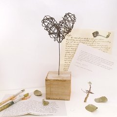 Corazón de Alambre con base de madera