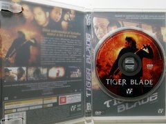 Dvd The Tiger Blade Atsadawut Luengsuntorn, Pimolrat Pisolyabutr, Direção: Theeratorn Siriphunvaraporn - Loja Facine