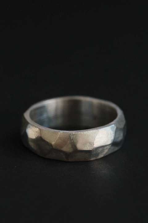 ANILLO FACETADO. PLATA 925