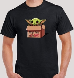 Remera Baby Yoda "Adopt This Jedi"