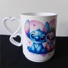 Taza STITCH de plástico, alta calidad, apta microondas, con asa Corazones y base estampada como novedad!