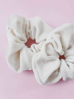 Scrunchie Velvet Natural - comprar online