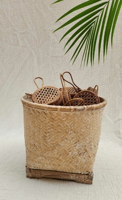 BAM046- Cesto de bambu con base de madera BLANCO - comprar online