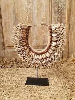 DEL111- Collar Papua caracoles y maderitas.30cmH