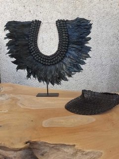 DEL076- Collar de plumas negro en pedestal - comprar online