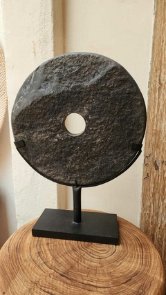 del178- Piedra en bruto en pedestal 30cm