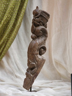 DEL146- Talla de madera antigua India en pedestal
