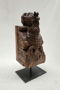 DEL149- Pieza tallada de madera antigua en pedestal 20x15x46cmh