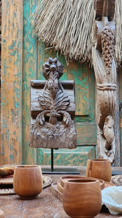 DEL149- Pieza tallada de madera antigua en pedestal 20x15x46cmh - comprar online