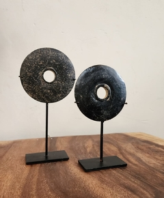 DEL168 - Piedra negra en pedestal 10cm