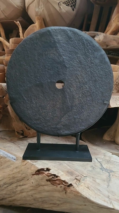 DEL180 - Piedra de rio oscura en pedestal 75cm