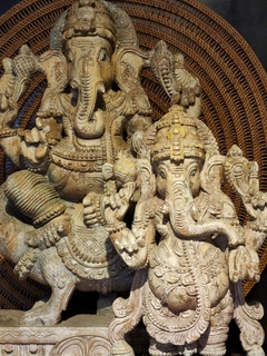 ESC099- Ganesha antiguo tallado en madera 68cmh