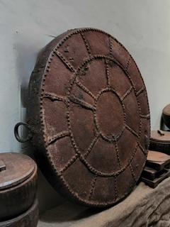 HIE36- Bandejon de hierro antiguo India con dos manijas - comprar online