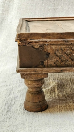 INDI18001ME- Mesa rezo de madera antigua 47x47x18cmh - Pieza única en internet