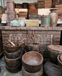 MUE189- Baul de madera cubierto en chaopa antiguo India 1,29x43x87cmh