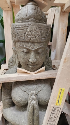 PIE247- Escultura Dewi Tara parada piedra volcanica 1,57mh
