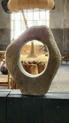 PIEC02-Escultura de piedra con hoyo de 80cmsh- Unica pieza