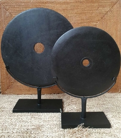 DEL109- Piedra negra pulida en pedestal- 30cm Chica