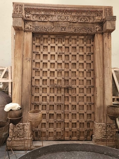 PUE015- Puerta antigua de India labrada 1,90mx2,77m- 18,50cm de ancho en la base 10cm de espesor.