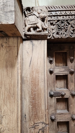 Imagen de PUE015- Puerta antigua de India labrada 1,90mx2,77m- 18,50cm de ancho en la base 10cm de espesor.