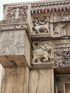 PUE015- Puerta antigua de India labrada 1,90mx2,77m- 18,50cm de ancho en la base 10cm de espesor. en internet