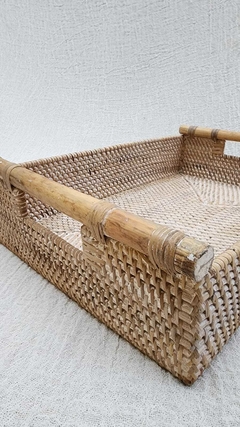 RRR201- Bandeja de ratan con alza de bambu BLANCA 47cmx30cmx10cm H - comprar online