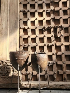 INDI02- Bowl de hierro antiguo con pie y manija