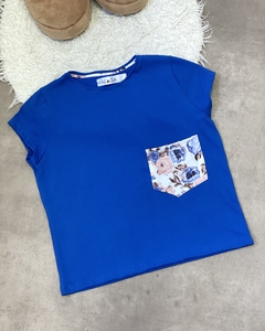 REMERA ANASTASIA ROSAS CELESTES AZUL