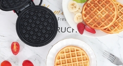 Mini máquina de waffle 220V - By Cris Goyanna - Cestas e Produtos Personalizados