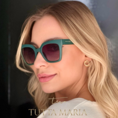 Óculos Eliza verde lente cinza degradê na internet