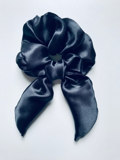 SCRUNCHIE DE CETIM COM LAÇO - comprar online