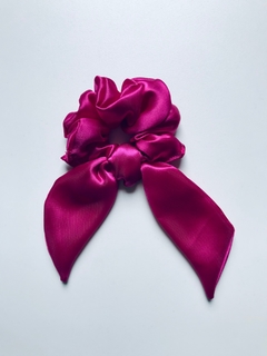 SCRUNCHIE DE CETIM COM LAÇO