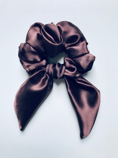 SCRUNCHIE DE CETIM COM LAÇO