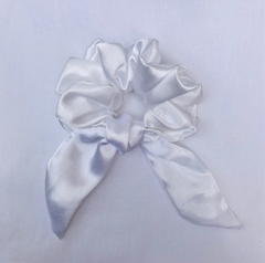 SCRUNCHIE DE CETIM COM LAÇO na internet